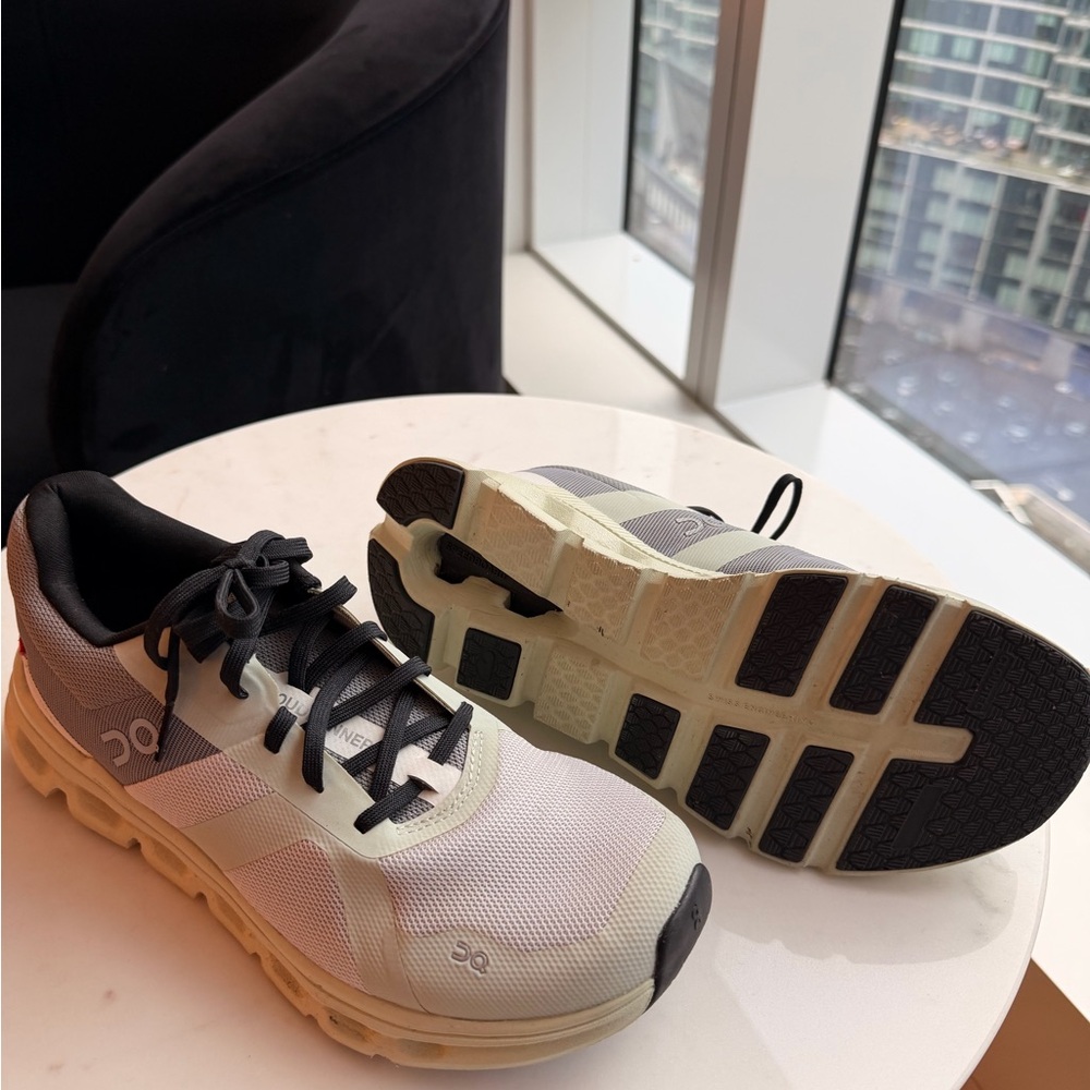 On cloud runner - Running Shoes size 8